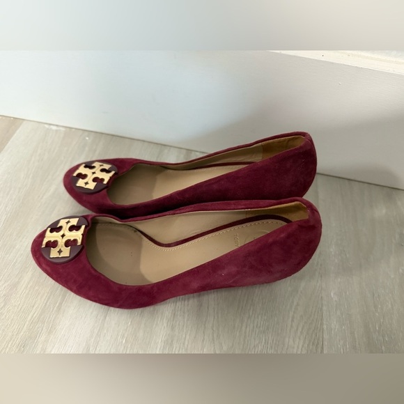 Tory Burch Burgundy Suede Luna Wedge Pumps sz 7 - Picture 8 of 10